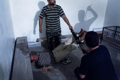 Drugie miejsce w kategorii Spot News (zdjęcie pojedyńcze). Syryjscy bojownicy torturują szpiega armii rządowej - Aleppo  (Fot. Emin Özmen, Turcja)