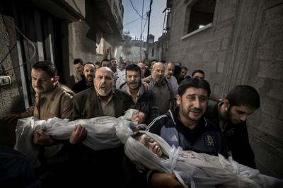 Zdjęcie Roku 2012 - przedstawia grupę mężczyzn niosących do meczetu zwłoki dwojga dzieci: dwuletniej Suhaib Hijazi i jej trzyletniego braciszka, Muhammada. Oboje zginęli, gdy w ich dom trafiła izraels