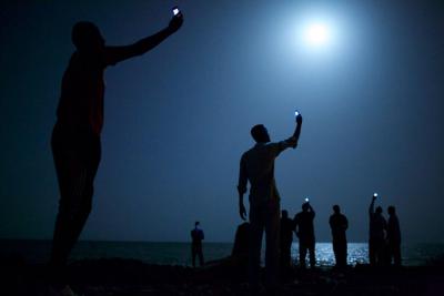 Zdjęcie Roku zrobił John Stanmeyer (USA, VII Photo, dla "National Geographic").
Fotografię wykonano 26 lutego 2013 w Dżibuti. Przedstawia imigrantów, którzy próbują złapać sygnał sieci komó