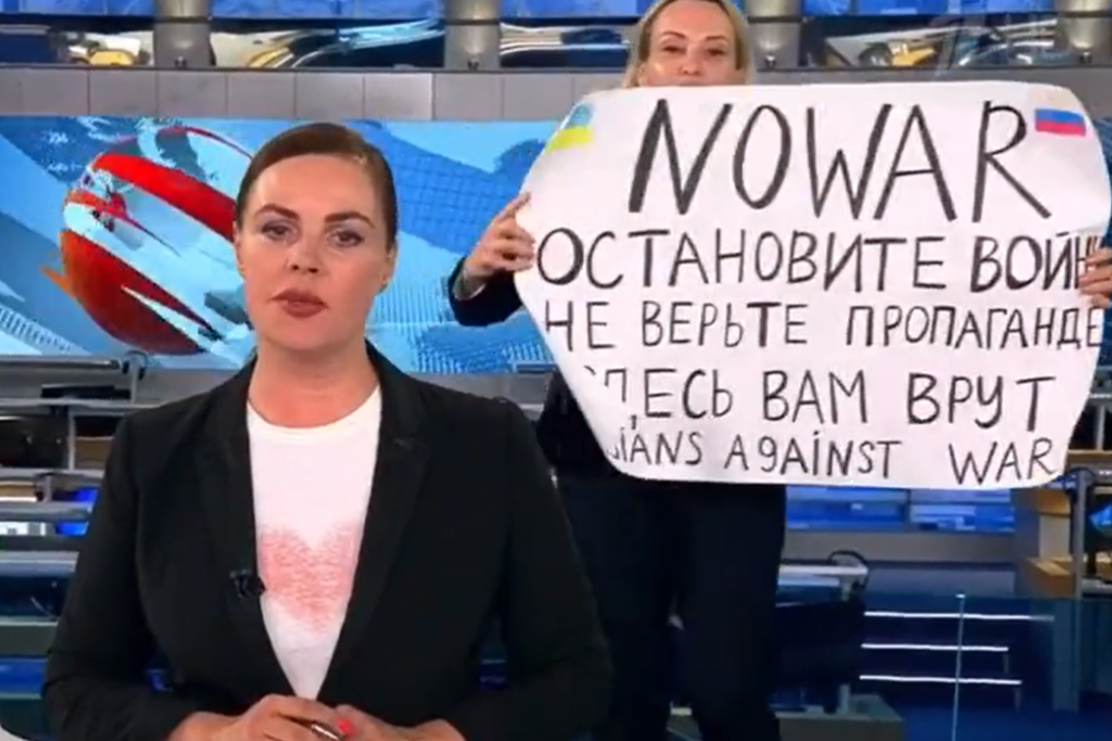 Plakat z "No war" na żywo w rosyjskiej telewizji. Marinie grozi za to 15  lat - Press.pl - najnowsze informacje z branży medialnej, marketingowej,  reklamowej i public relations
