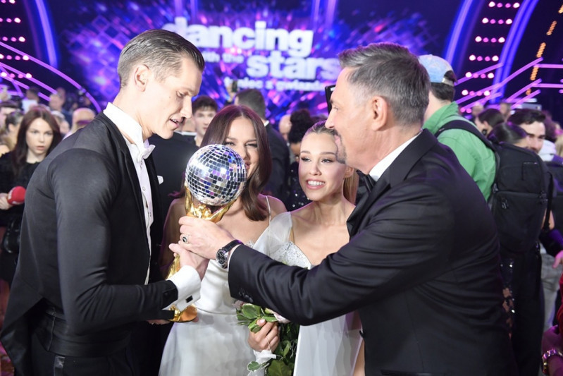 Uczestnicy jubileuszowej edycji "Tańca z gwiazdami" w Polsacie. Karolak i Minge