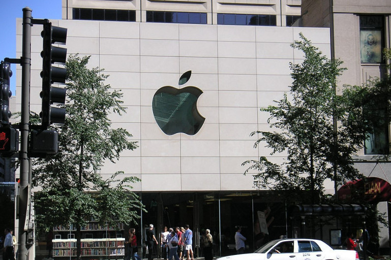 Apple z przychodami na rekordowym poziomie. Tim Cook narzeka na cła