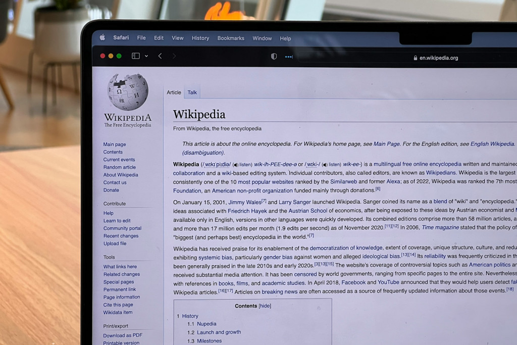 Operator Wikipedii przegrywa sprawę i musi się dostosować do brytyjskich przepisów
