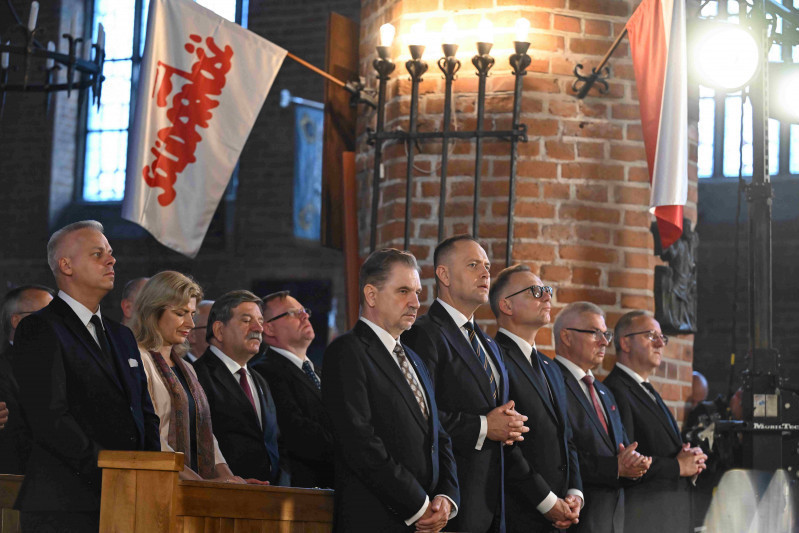 Republika z monopolem na transmisję uroczystości. TVN i TVP wydały oświadczenia