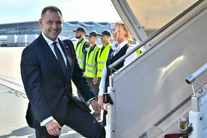 Dziennikarze polecieli z prezydentem Karolem Nawrockim na jego pierwszą wizytę zagraniczną