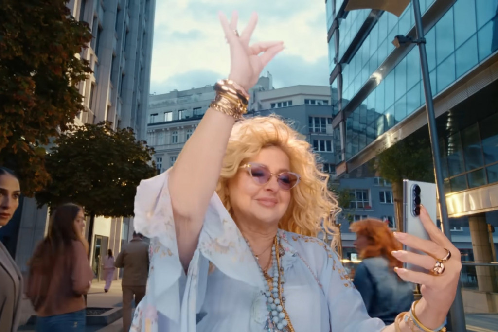 Magda Gessler w kampanii Samsunga "Magda od Galaxy". Promuje funkcje AI