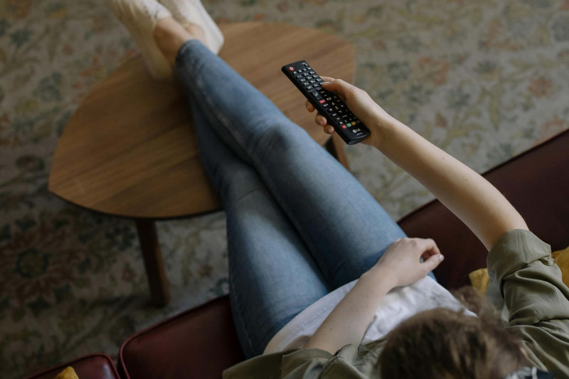 Mniej aktywnych reklamodawców w telewizji w 2025 roku. Nowe dane Nielsen Media