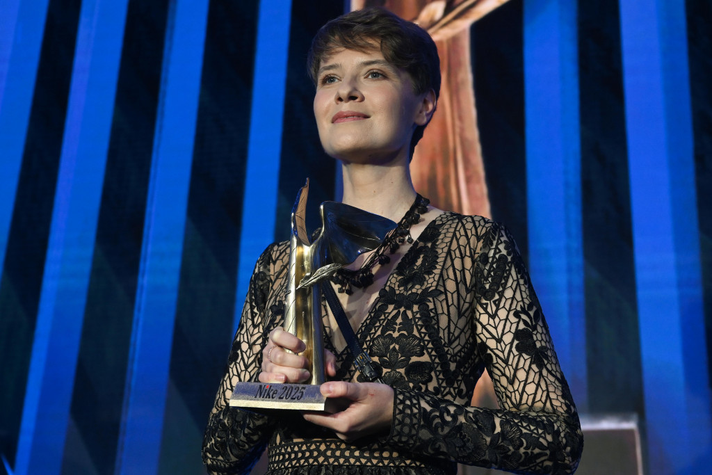 Eliza Kącka laureatką Nagrody Literackiej Nike 2025 za esej "Wczoraj byłaś zła na zielono"