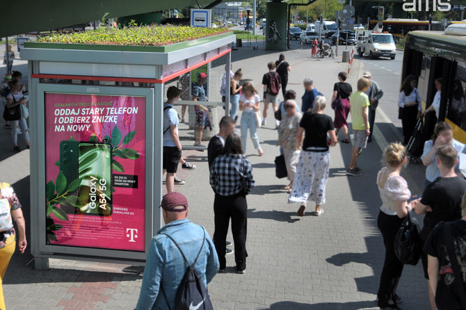 AMS ma prawo do paneli reklamowych na warszawskich przystankach