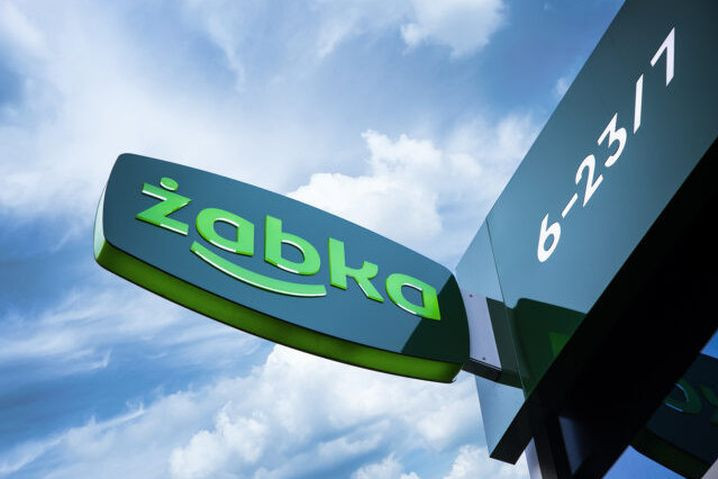 Kurczy się liczba punktów sprzedaży prasy w sklepach Żabka. Wydawcy alarmują