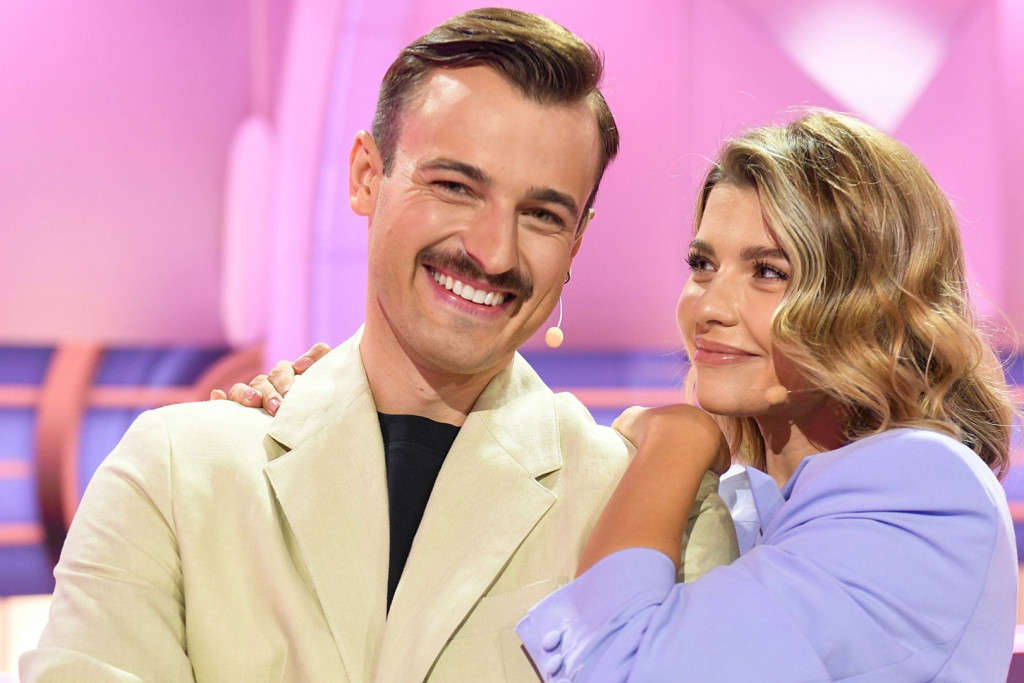 Widownia "Koła fortuny" w TVP 2. Prowadzącymi Agnieszka Dziekan i Błażej Stencel