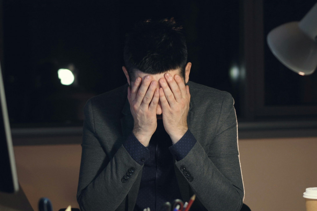 Niskie zarobki i nienormowany czas pracy negatywnie wpływają na psychikę dziennikarzy