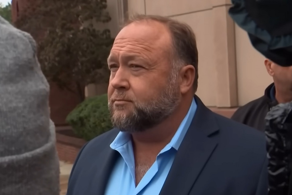 Alex Jones nie uniknie wyroku. Sąd odrzucił jego skargę i podtrzymał decyzję o 1,4 mld dol. grzywny