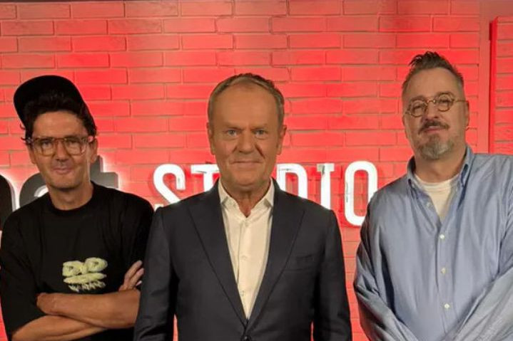 "Lepiej późno niż wcale". Eksperci oceniają obecność Tuska u Wojewódzkiego i Kędzierskiego