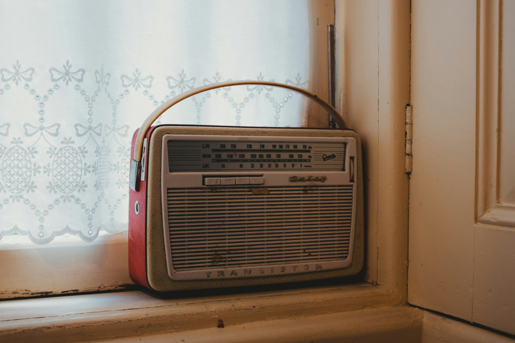 W grupie słuchaczy 50+ wyniki poprawiły RMF FM i Eska. Gorzej Jedynka i Tok FM