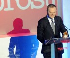 Donald Tusk z pluszowym lisem na mównicy podczas gali Wprost (fot. Marcin Obara) 