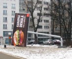 Billboard wygląda jakby był ścięty siekierą 