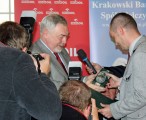 Marcinowi Ogdowskiemu nagrodę wręczył prezydent Krakowa Jacek Majchrowski (mat. prasowe Interia.pl) 