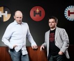 Nową agencją kierują Jacek Maciejewski i Marcin Koszyk. Pomiędzy nimi - logo H Warsaw (fot. mat. prasowe)