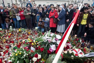 10 kwietnia, warszawiacy składają kwiaty i zapalają znicze przed Pałacem Prezydenckim, fot. Michał Kołyga