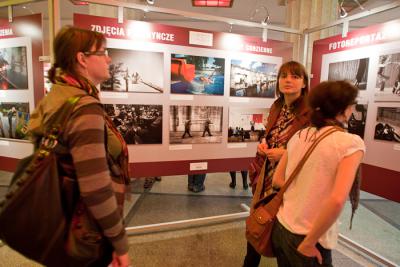 Przed rozstrzygnięciem konkursu goście Kinoteki mogli obejrzeć wystawę prac finałowych. fot. Michał Kołyga