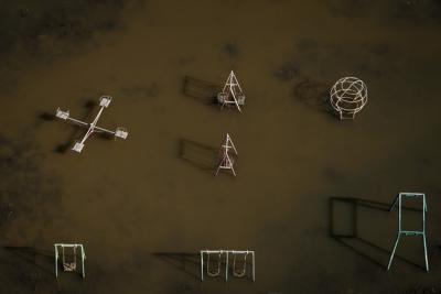 Plac zabaw w Sandomierzu zalany przez powódź. (fot. Kacper Kowalski /FORUM)