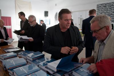 Autorzy "Biblii dziennikarstwa" podpisują pierwsze egzemplarze książki. Pierwszy od prawej to Tomasz Wołek. fot. Michał Kołyga