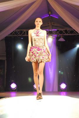 ”Gazeta Jarocińska” z okazji 20-lecia zorganizowała konkurs na najpiękniejszą sukienkę wykonaną z gazet,
fot. Stanisław Dziekański