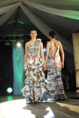 ”Gazeta Jarocińska” z okazji 20-lecia zorganizowała konkurs na najpiękniejszą sukienkę wykonaną z gazet, fot. Stanisław Dziekański