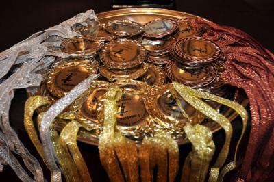 Medale dla najlepszych drużyn (fot. Katarzyna Popławska, Press-Service Monitoring Mediów)