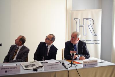 Konferencja prasowa otwierająca kampanię społeczną pod hasłem "Wykreśl 212 kk". Siedzą od lewej: Dominik Księski (prezes Stowarzyszenia Gazet Lokalnych), Adam Bodnar (wiceprezes Helsińskiej 