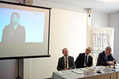 Konferencja prasowa otwierająca kampanię społeczną pod hasłem "Wykreśl 212 kk". Siedzą od lewej: Dominik Księski (prezes Stowarzyszenia Gazet Lokalnych), Adam Bodnar (wiceprezes Helsińskiej 