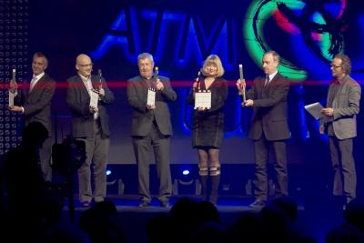 Uroczyste otwarcie ATM Studia - laserową wstęgę przecinają: Andrzej Muszyński (pierwszy od lewej, prezes ATM Grupy), Maciej Strzembosz (prezes Krajowej Izby Producentów Audiowizualnych), Jan Dworak (p