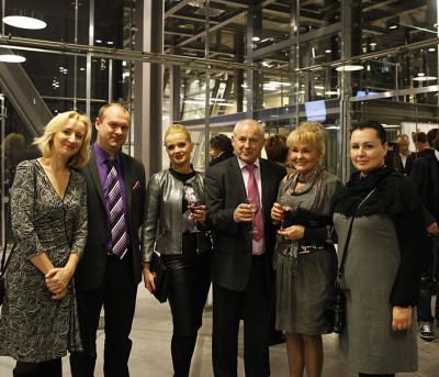 Od lewej: Anna Dygasiewicz-Piwko, dyrektor Biura Reklamy Magazyny i Informatory MURATOR SA, Rafał Gierszewski, dyrektor ds. sprzedaży Drutex SA z osobą towarzyszaca, Leszek Gierszewski, prezes zarządu