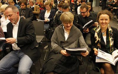 Od lewej architekci: Dariusz Makowski (BAMS Biuro Architektoniczne Makowski & Sołdek), prof. Ewa Kuryłowicz oraz Jolanta Lessig z firmy Pilkington (Fot. Kalbar, M.Czechowicz)