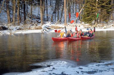 Wydawcy prasy lokalnej na Krutyni (fot. Jurek Jurecki "Tygodnik Podhalański")