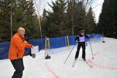 Marek Przybylik przez mikrofon zagrzewał do boju zawodników ścigających się na biegówkach (fot. Maciej Lis)