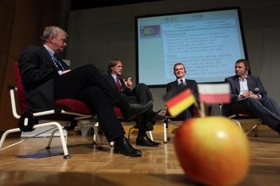 O Euro 2012 dyskutowali m.in. dziennikarze sportowi Gerhard Delling (ARD/NDR) i Piotr Sobczyński (TVP Sport) oraz prezes Pl.2012 Marcin Herra (Fot. Hans Scherhaufer)