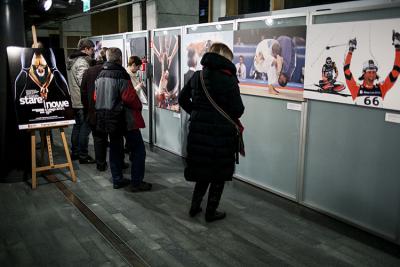 Wernisaż wystawy fotografa Gazety Wyborczej Kuby Atysa pt. „Fotografie stare i nowe”. (fot. Piotr Król) 