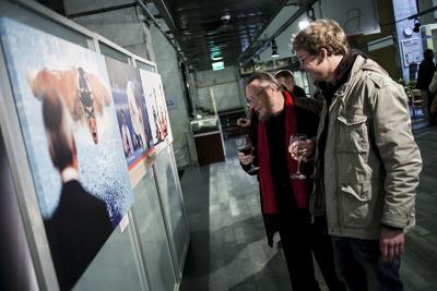 Wernisaż wystawy fotografa Gazety Wyborczej Kuby Atysa pt. „Fotografie stare i nowe”. (fot. Piotr Król) 