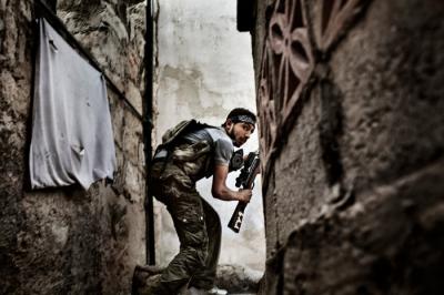 Drugie miejsce w kategorii Spot News (fotoreportaż). Bojownik Syryjskiej Wolnej Armii w Aleppo. (Fot. Fabio Bucciarelli, Włochy, AFP)