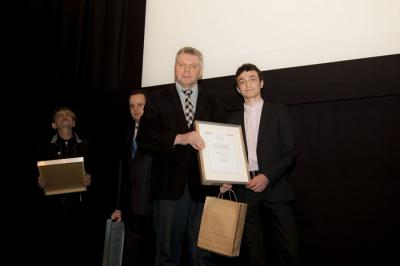 Adam Pawłowski, redaktor naczelny Polski Głosu Wielkopolskiego oraz laureaci w kategorii Wydarzenia - Filip Chochół, Marek Nowak i Bartłomiej Kowalewski (Fot. Adrian Todorczuk)