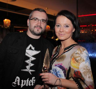 Dagmara Marszycka autorka zwycięskiego bloga w kategorii Absurdalne i Offowe. Na zdjęciu z Mikołajem Marszyckim. (fot. Karol Piechocki Press)