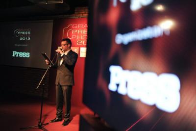 Galę wręczenia nagród Grand Press Photo 2013 prowadził Marcin Meller. (fot. Marcin Obara)
