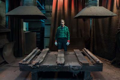 Bydgoszcz, 2009. Pracownik fabryki sklejki.(fot. Mariusz Forecki)