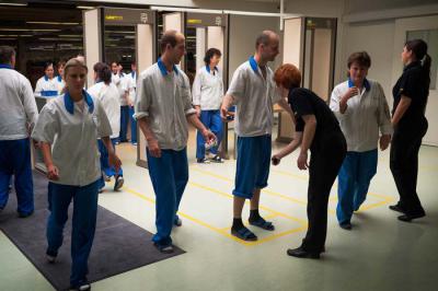 Ostrava (Czechy), 2009. Firma PEGATRON. Pracownicy wychodząc na przerwę śniadaniową sprawdzani przez ochronę. (fot. Mariusz Forecki)