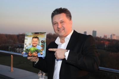 Robert Sowa prezentuje swoją najnowszą książkę.
fot. Karol Piechocki