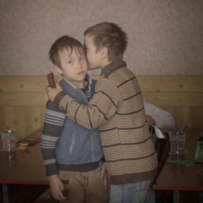 Drugie miejsce w kategorii "Życie codzienne - zdjęcie pojedyncze".
Bliźniaki Igor i Artur dzielą się z kolegami czekoladą w dniu swoich 9 urodzin. Gdy mieli dwa lata, ich matka pojechała do