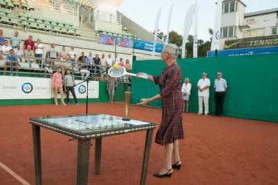 Izabella Sierakowska-Tomaszewska, wdowa po Bohdanie Tomaszewskim, uderza pierwszą piłkę turnieju (fot. materiały prasowe)