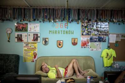 II miejsce - Daniel Frymark: Ryszard Kałaczyński, rolnik ze wsi Witunia, odpoczywa po 365. maratonie. Następnego dnia przebiegnie swój 366. maraton.